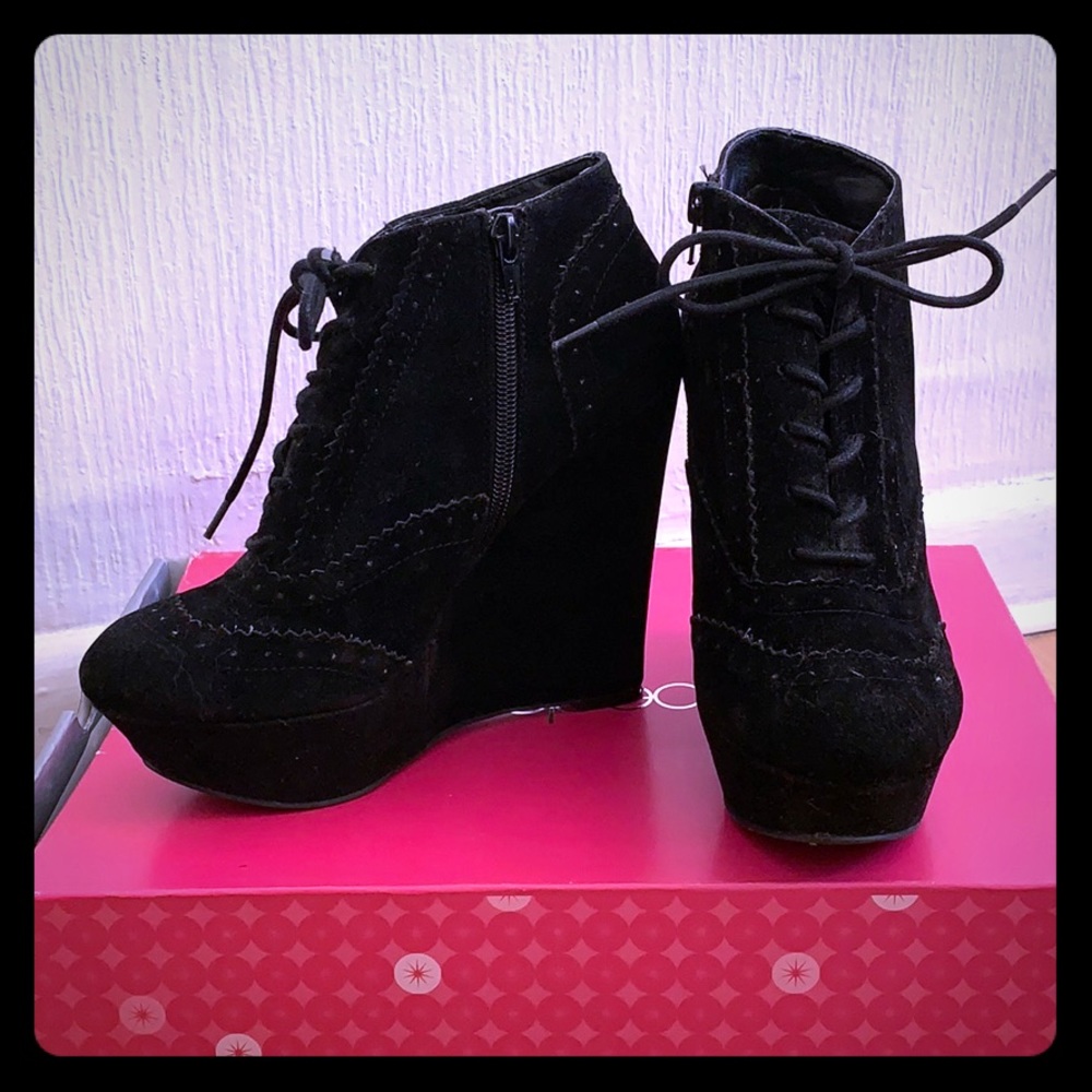 [shoedazzle] Black Sueded Tie Booties